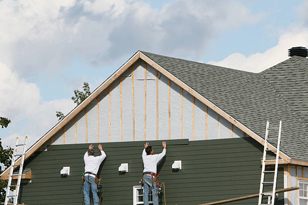 Professional Siding technician working in Hartfield, VA
